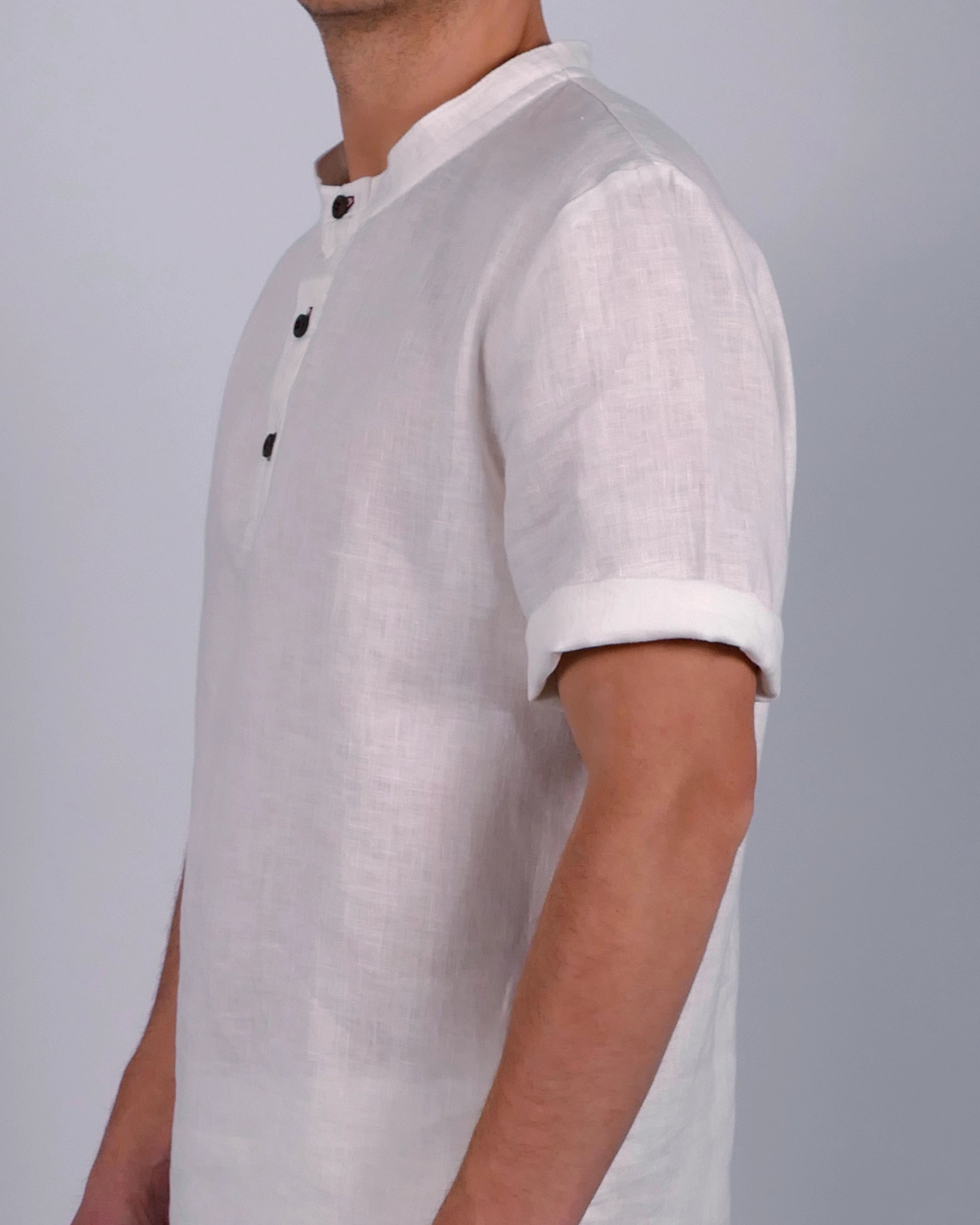 Handgemachtes Herren Poloshirt Pyjamateil kurz aus Leinen weiß Poloshirt mit Stehkragen und Kokosknöpfen