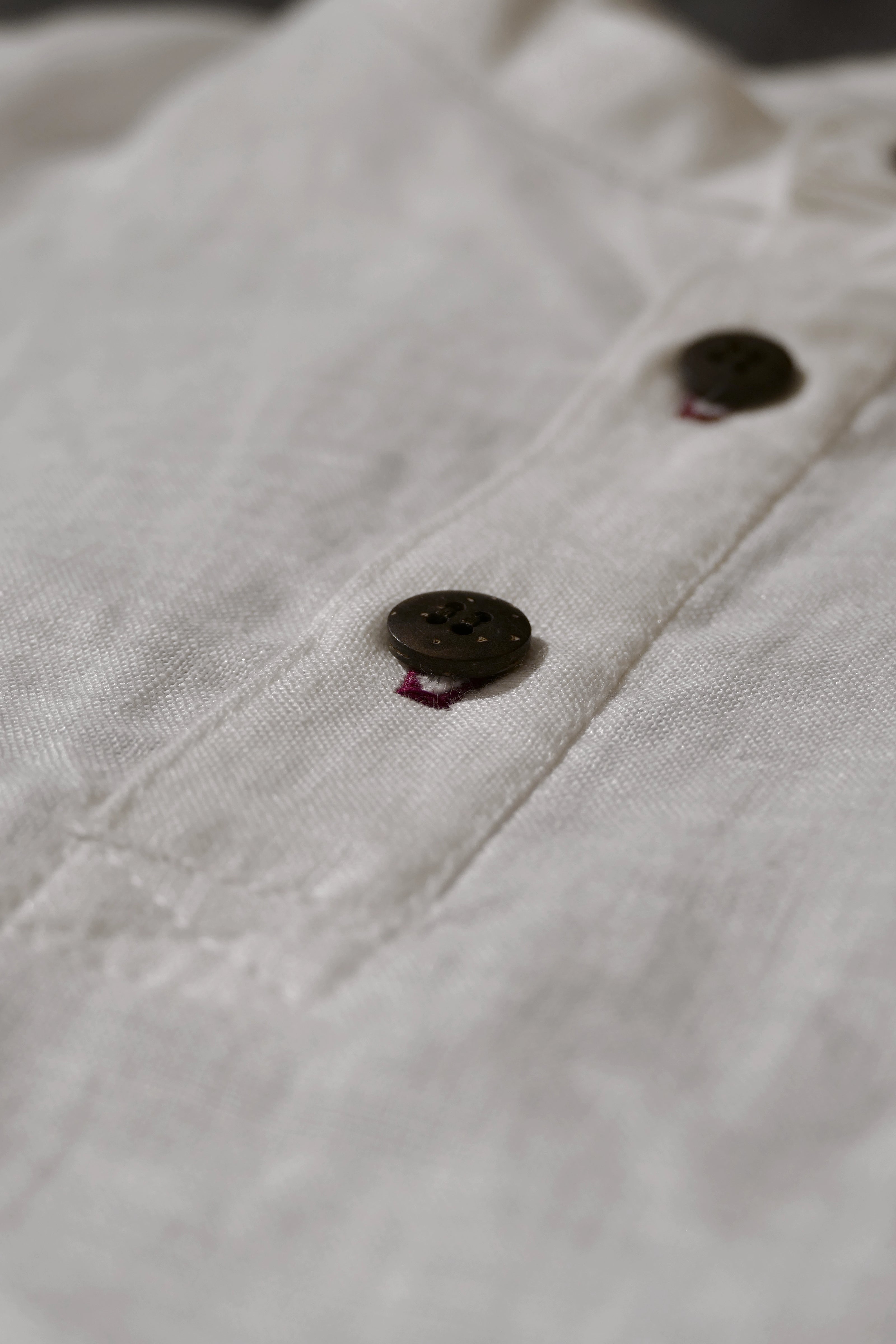 Handgemachtes Herren Poloshirt Pyjamateil kurz aus Leinen weiß Poloshirt mit Stehkragen und Details Kokosknöpfe