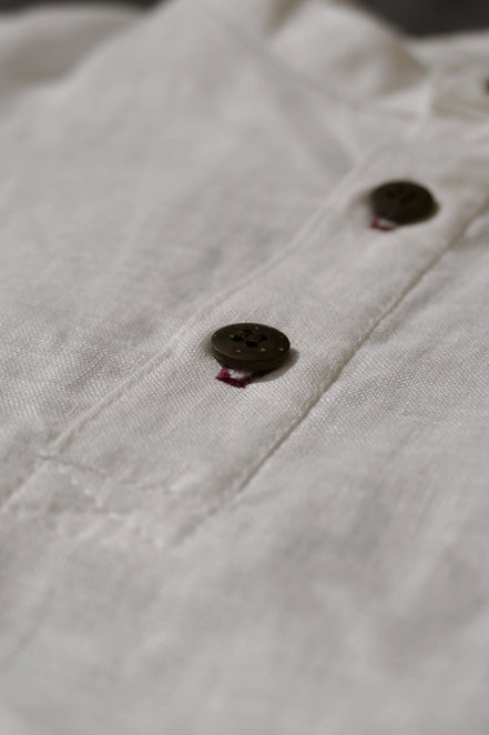 Handgemachter Herren Pyjama kurz aus Leinen weiß Poloshirt mit Stehkragen Details Kokosknöpfe