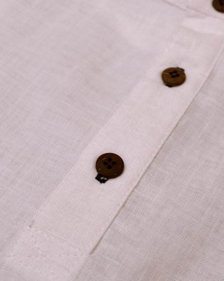 Handgemachter Herren Pyjama kurz aus Leinen weiß Poloshirt mit Stehkragen Details Kokosknöpfe
