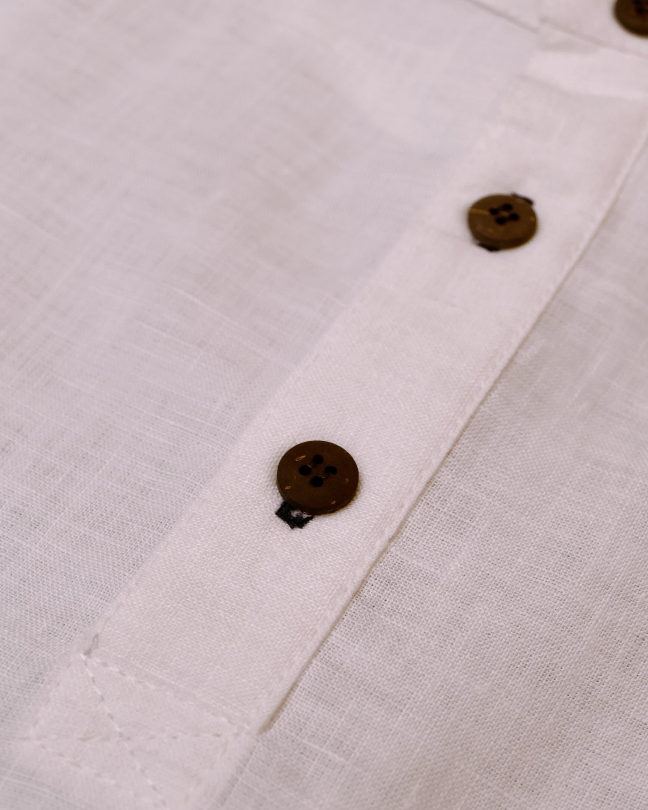 Handgemachter Herren Pyjama kurz aus Leinen weiß Poloshirt mit Stehkragen Details Kokosknöpfe